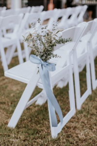 Bílé židle na svatbu
