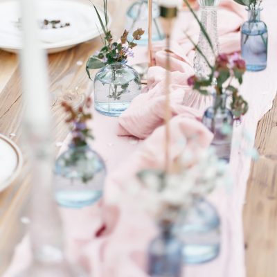 ruzova-svatebni-dekorace-stolu